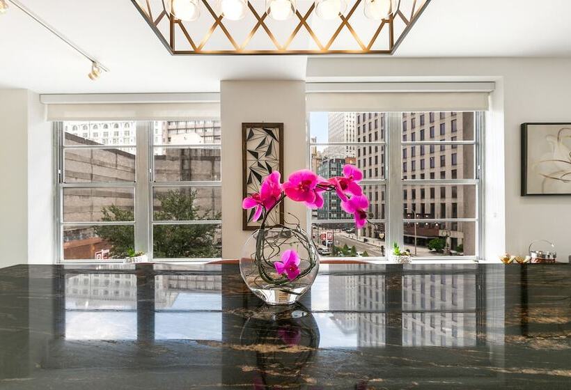 Chic 4br Condo In California Building