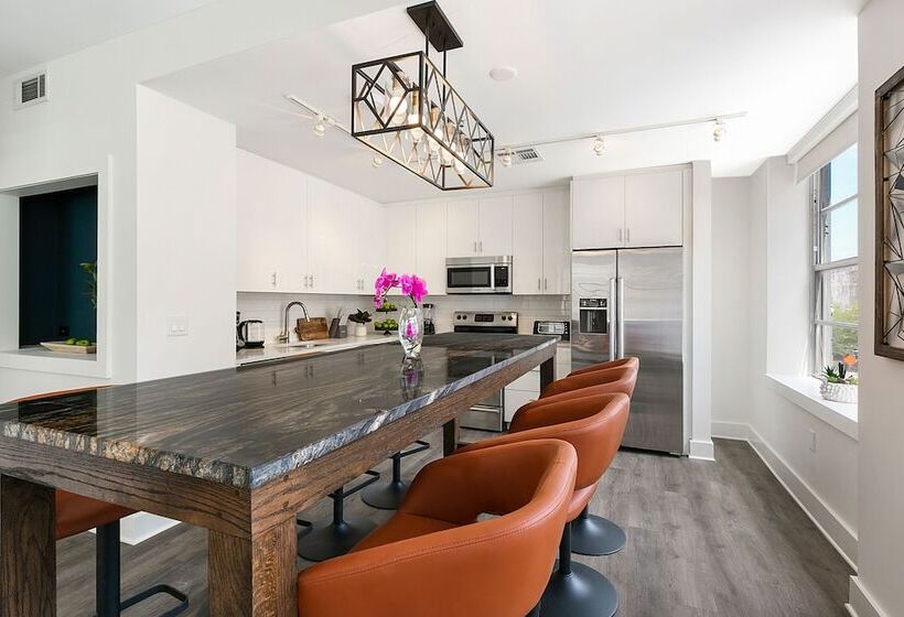 Chic 4br Condo In California Building