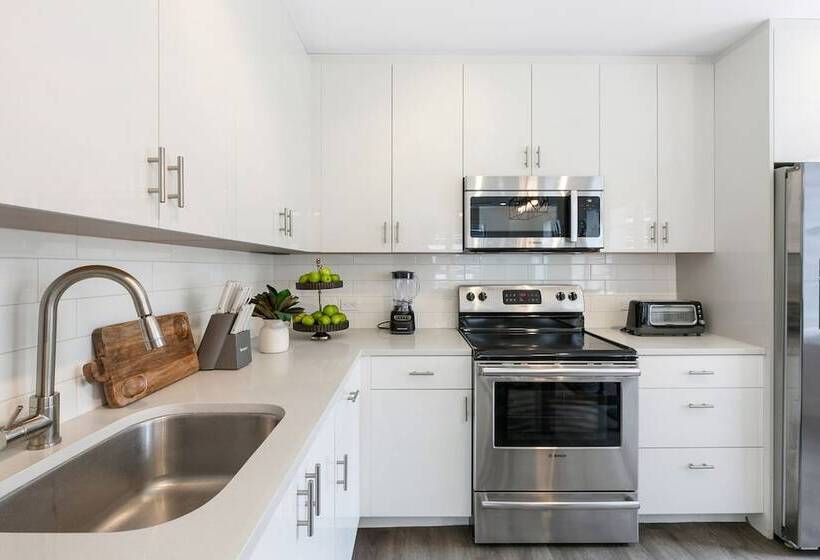 Chic 4br Condo In California Building