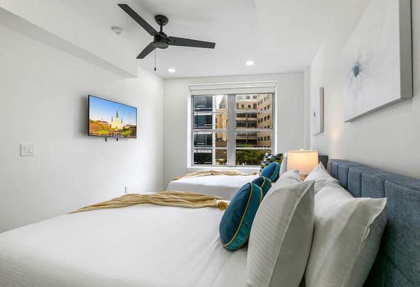 Chic 4br Condo In California Building