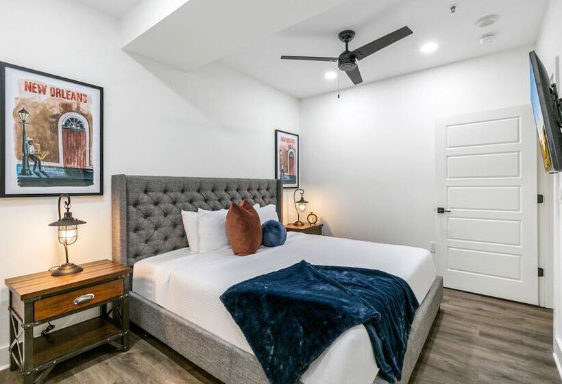 Chic 4br Condo In California Building