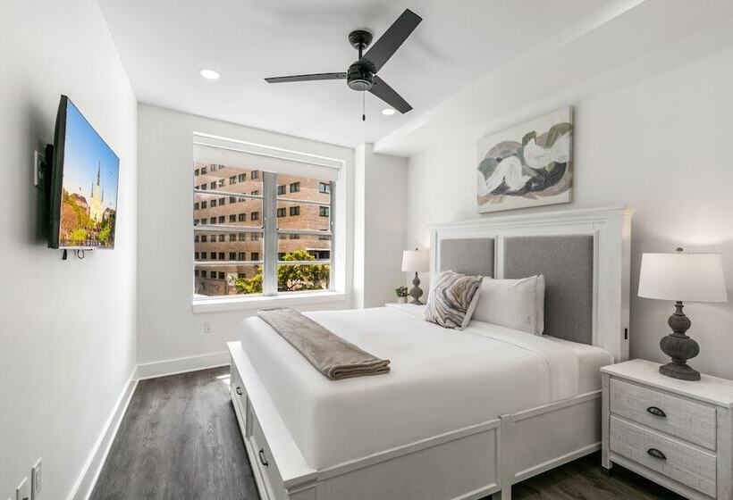 Chic 4br Condo In California Building