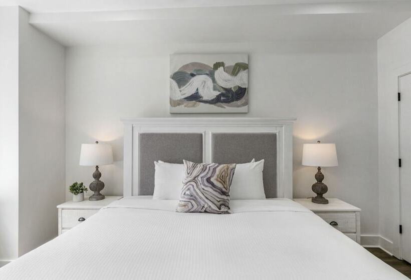 Chic 4br Condo In California Building