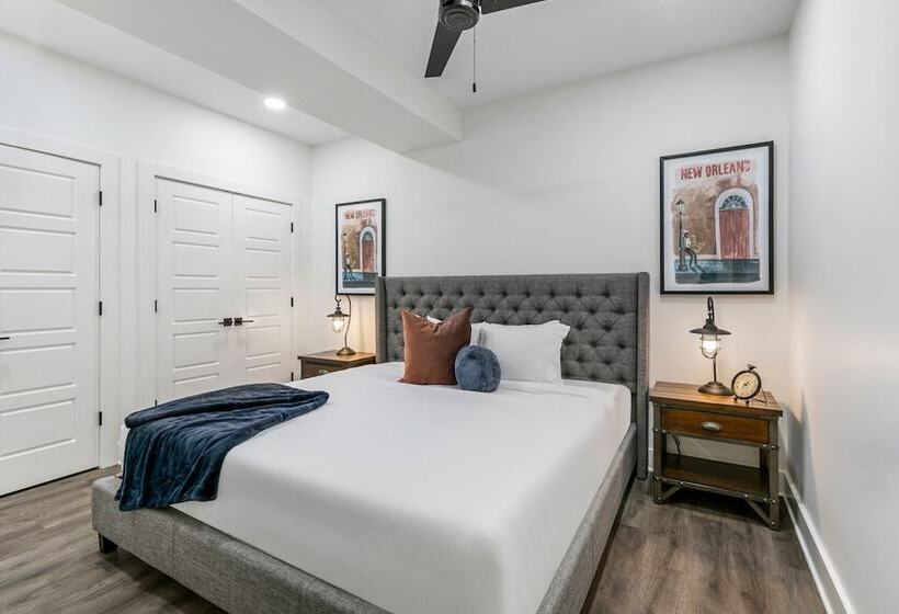 Chic 4br Condo In California Building