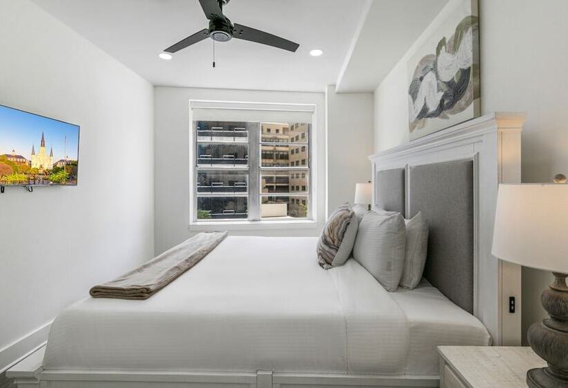 Chic 4br Condo In California Building