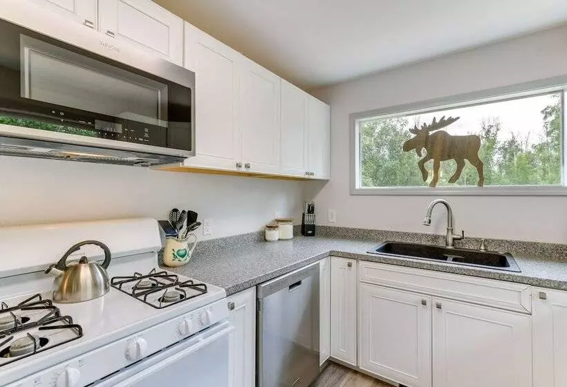 Chugiak Moose Cottage  Near Chugach State Park!