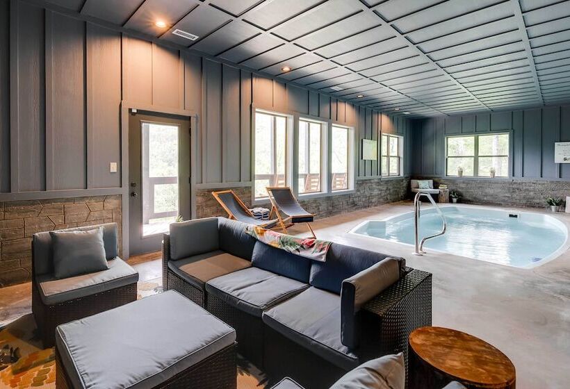 Cobbly Nob Resort Cabin: Hot Tub, Pool & Views!