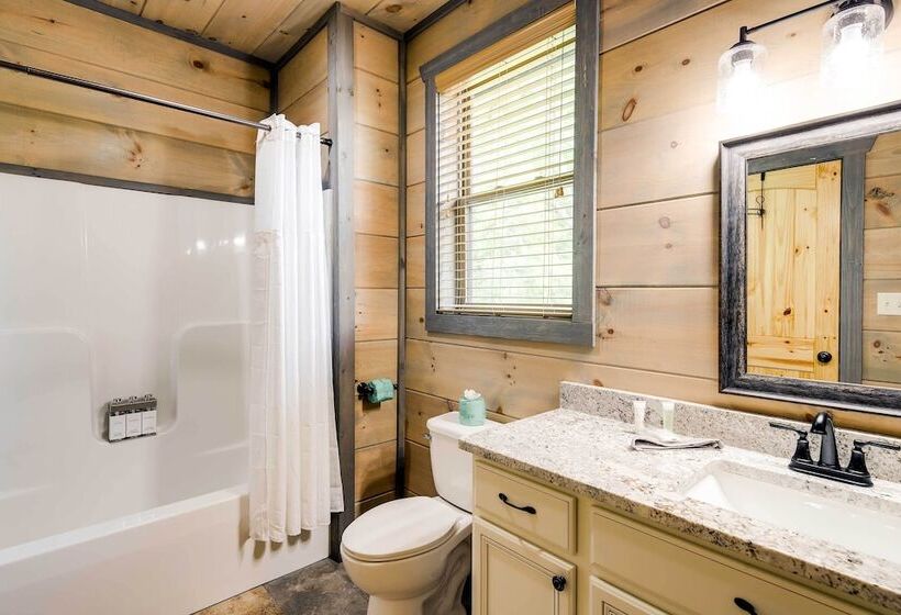 Cobbly Nob Resort Cabin: Hot Tub, Pool & Views!