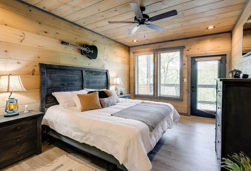 Cobbly Nob Resort Cabin: Hot Tub, Pool & Views!