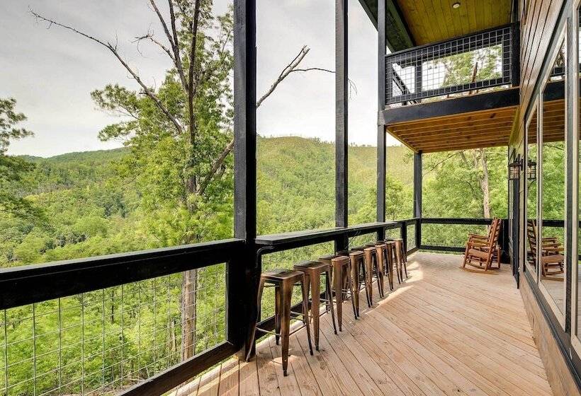 Cobbly Nob Resort Cabin: Hot Tub, Pool & Views!