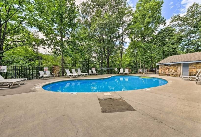 Cobbly Nob Resort Cabin: Hot Tub, Pool & Views!