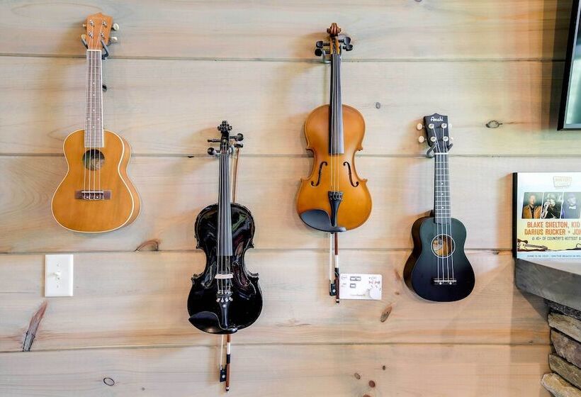 Cobbly Nob Resort Cabin: Hot Tub, Pool & Views!