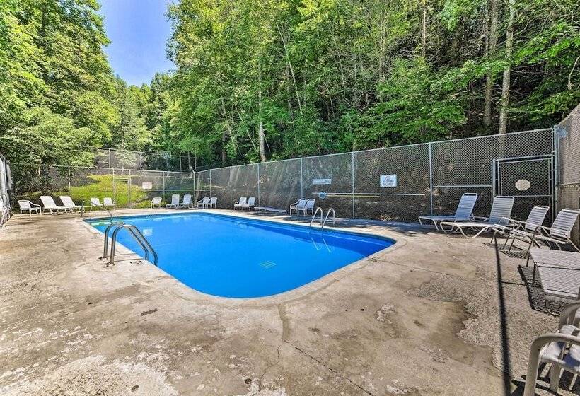 Cobbly Nob Resort Cabin: Hot Tub, Pool & Views!