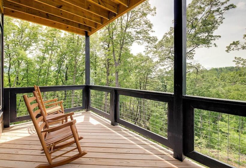 Cobbly Nob Resort Cabin: Hot Tub, Pool & Views!