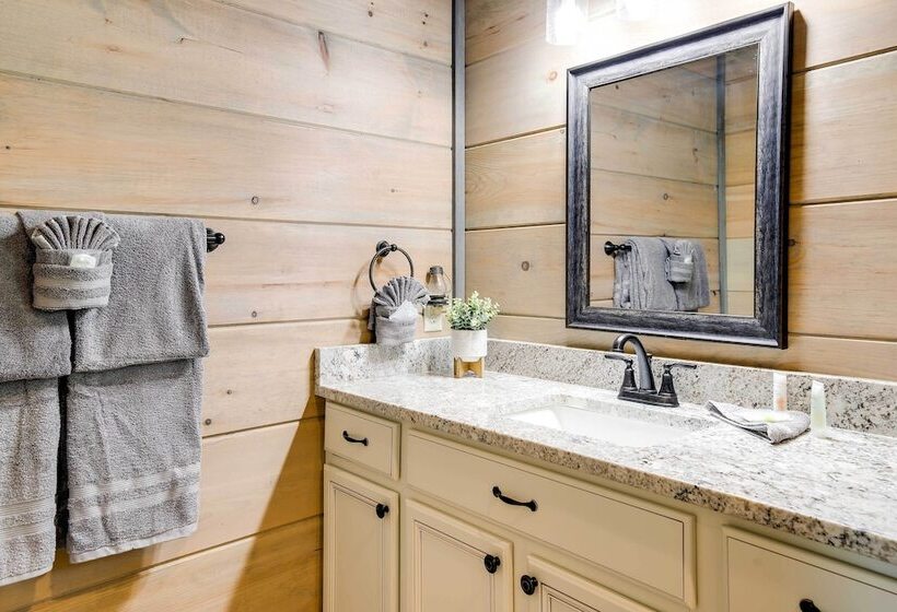 Cobbly Nob Resort Cabin: Hot Tub, Pool & Views!