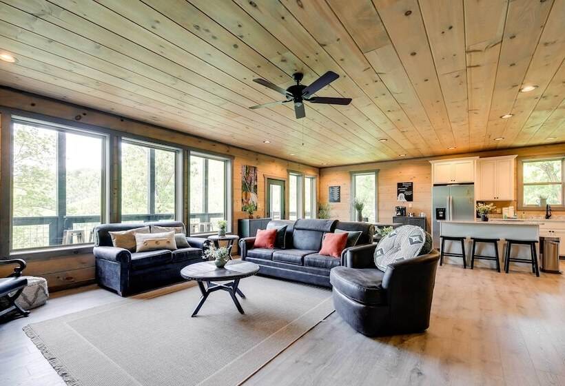 Cobbly Nob Resort Cabin: Hot Tub, Pool & Views!