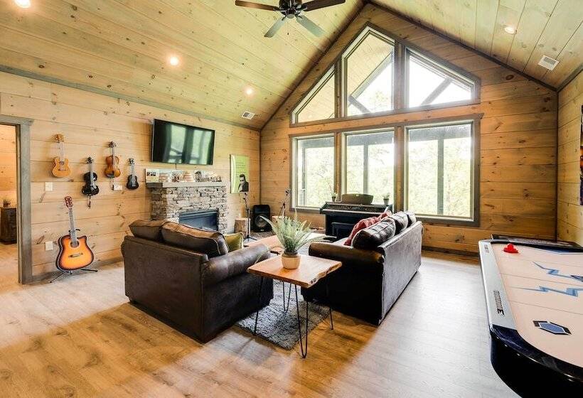 Cobbly Nob Resort Cabin: Hot Tub, Pool & Views!