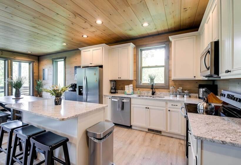 Cobbly Nob Resort Cabin: Hot Tub, Pool & Views!