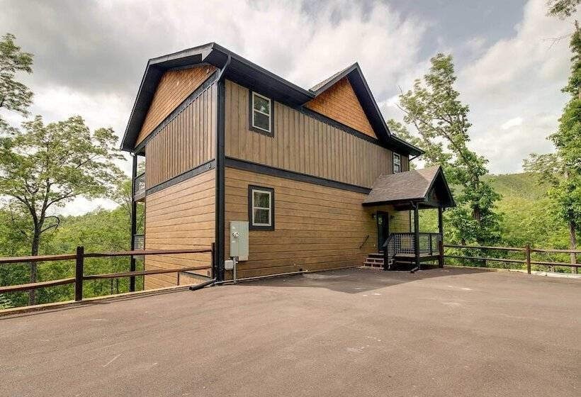 Cobbly Nob Resort Cabin: Hot Tub, Pool & Views!