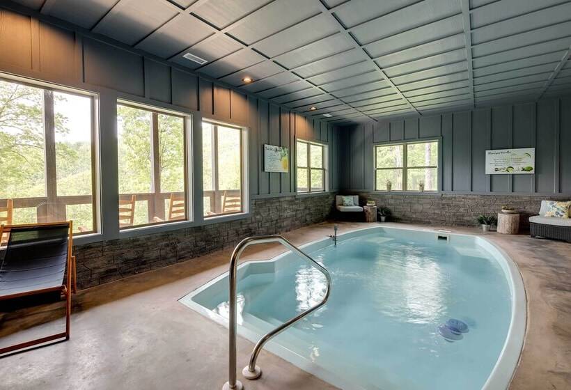 Cobbly Nob Resort Cabin: Hot Tub, Pool & Views!