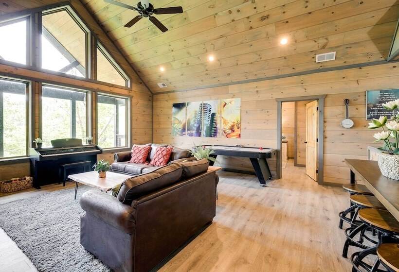 Cobbly Nob Resort Cabin: Hot Tub, Pool & Views!