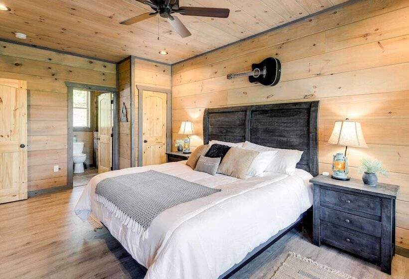 Cobbly Nob Resort Cabin: Hot Tub, Pool & Views!