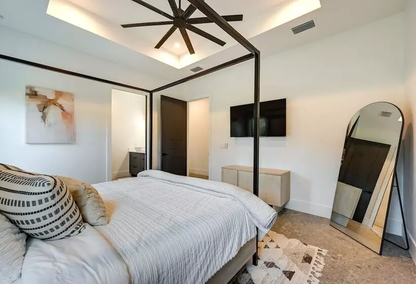 Contemporary Naples Home W/ Outdoor Kitchen & Pool