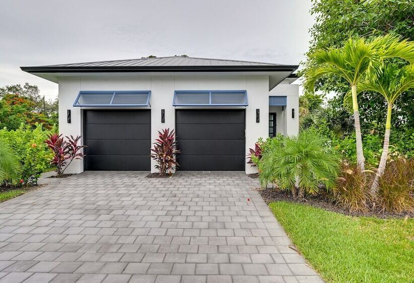 Contemporary Naples Home W/ Outdoor Kitchen & Pool