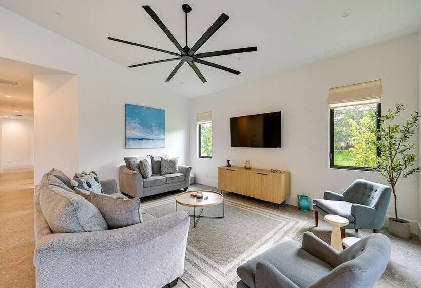 Contemporary Naples Home W/ Outdoor Kitchen & Pool