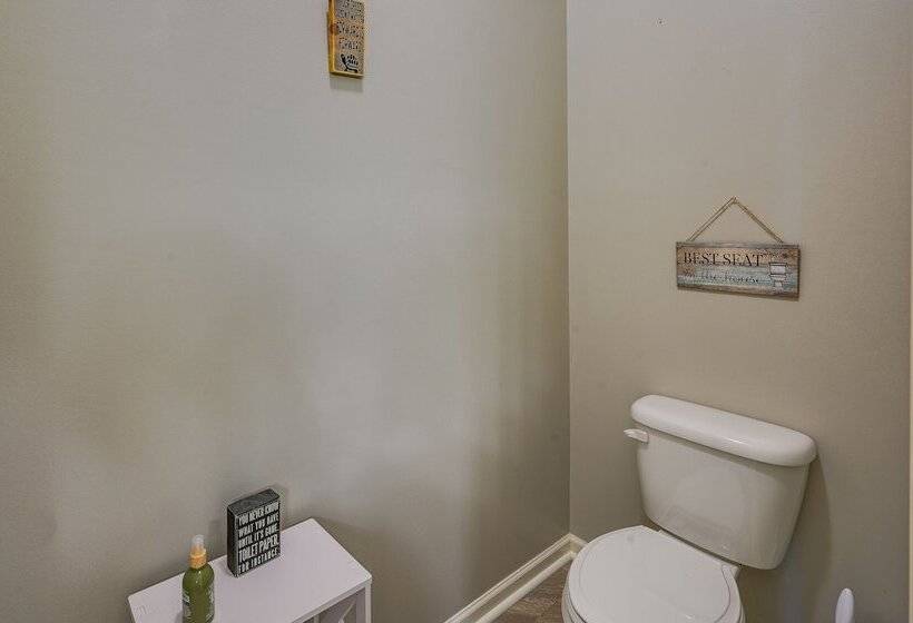 Cozy South Carolina Retreat W/ Patio & Fireplace!