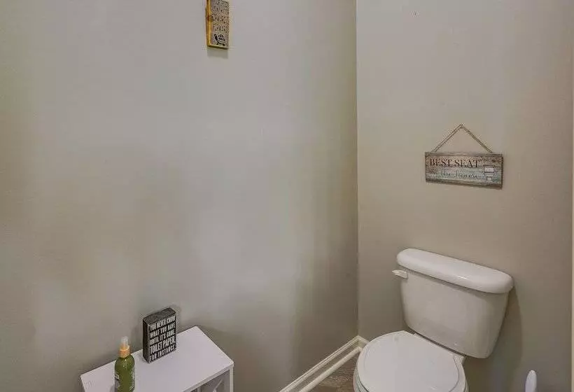 Cozy South Carolina Retreat W/ Patio & Fireplace!