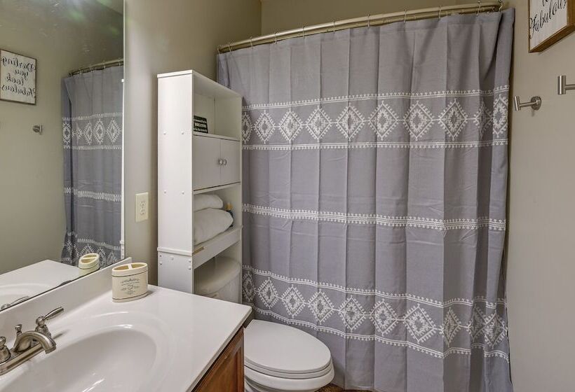 Cozy South Carolina Retreat W/ Patio & Fireplace!