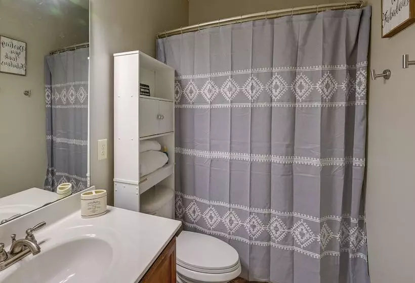 Cozy South Carolina Retreat W/ Patio & Fireplace!