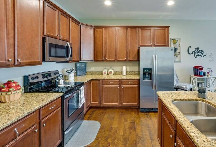 Cozy South Carolina Retreat W/ Patio & Fireplace!