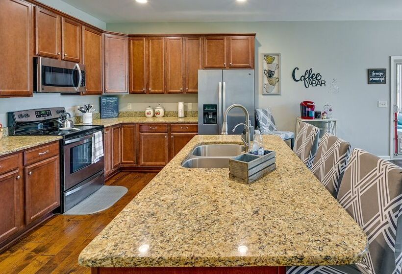 Cozy South Carolina Retreat W/ Patio & Fireplace!