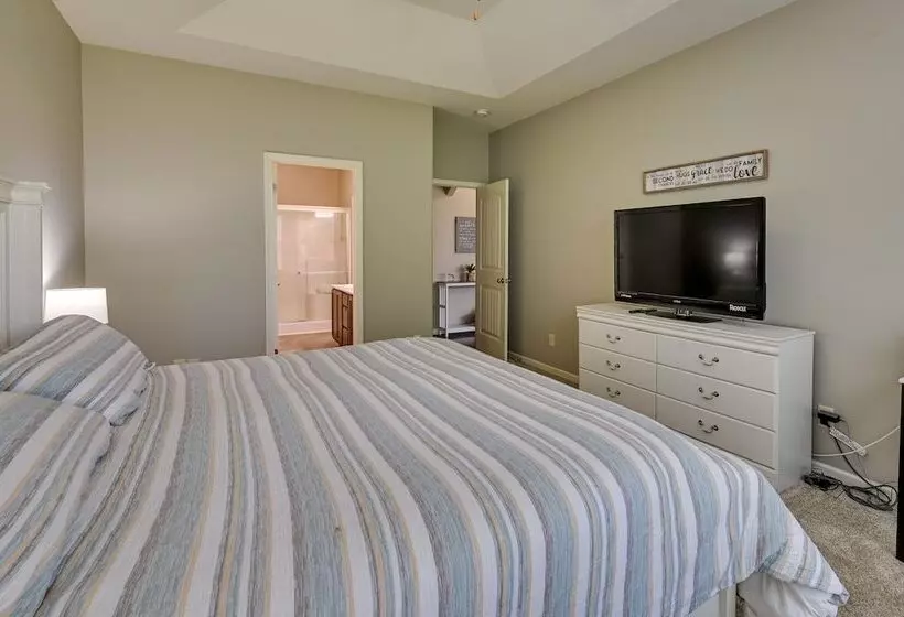 Cozy South Carolina Retreat W/ Patio & Fireplace!