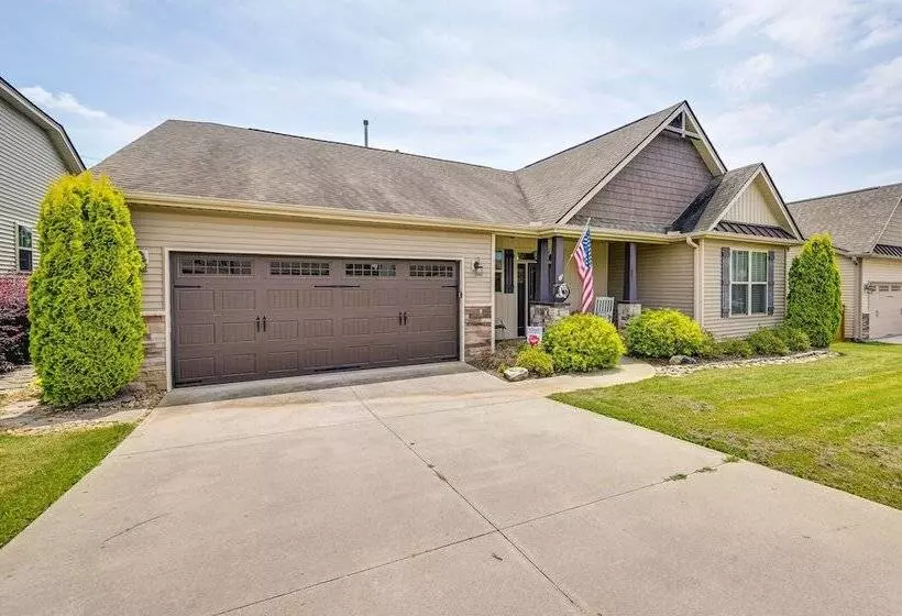 Cozy South Carolina Retreat W/ Patio & Fireplace!