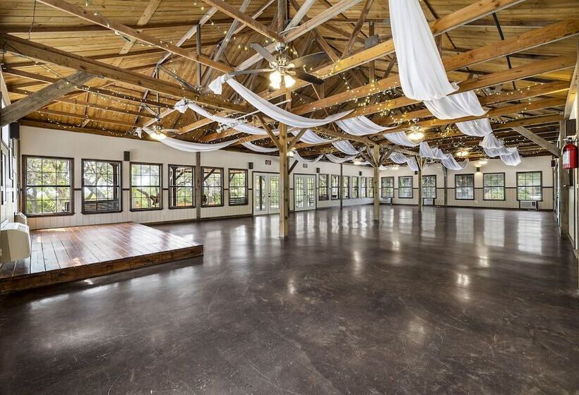 ホテル The Claire