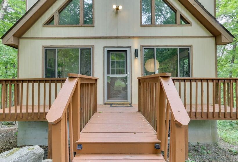 Lake Ariel Vacation Rental: Screened Porch & Grill