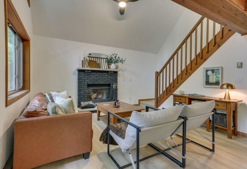 Lake Ariel Vacation Rental: Screened Porch & Grill