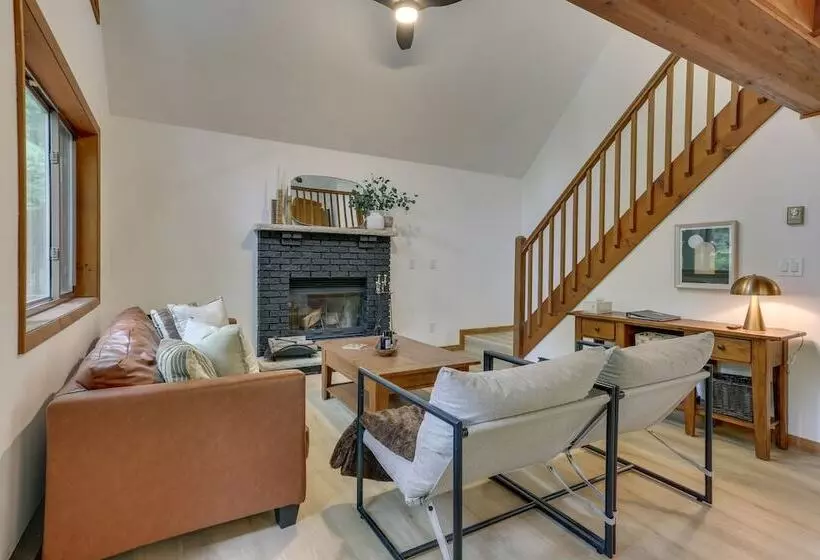 Lake Ariel Vacation Rental: Screened Porch & Grill