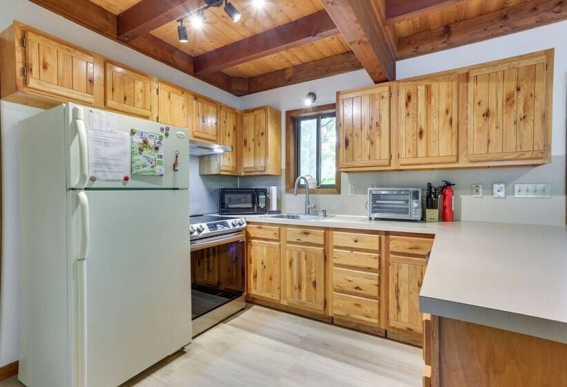 Lake Ariel Vacation Rental: Screened Porch & Grill