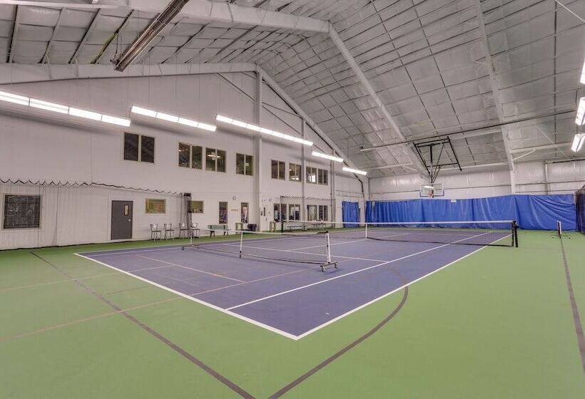 Lake Ariel Vacation Rental: Screened Porch & Grill