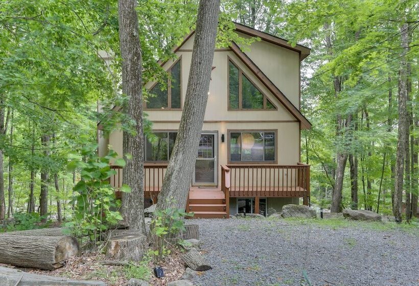 Lake Ariel Vacation Rental: Screened Porch & Grill