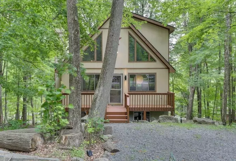 Lake Ariel Vacation Rental: Screened Porch & Grill