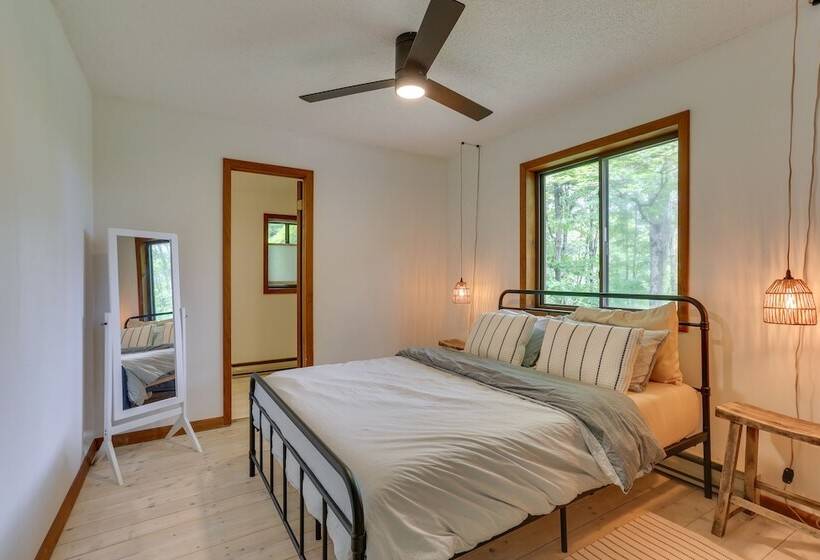 Lake Ariel Vacation Rental: Screened Porch & Grill