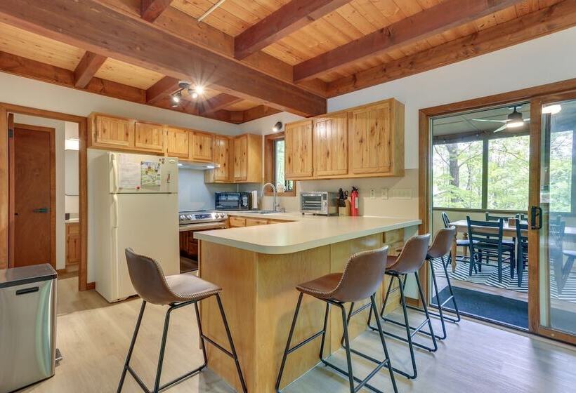 Lake Ariel Vacation Rental: Screened Porch & Grill