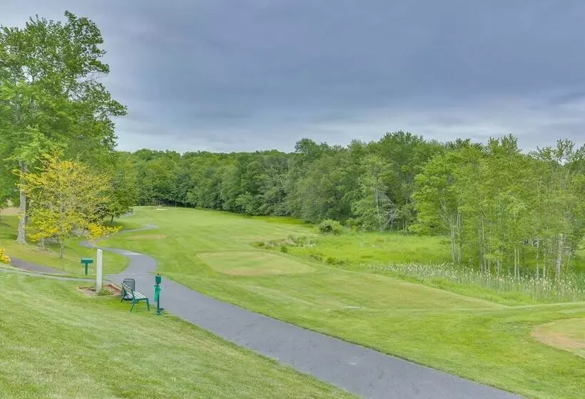 Lake Ariel Vacation Rental: Screened Porch & Grill