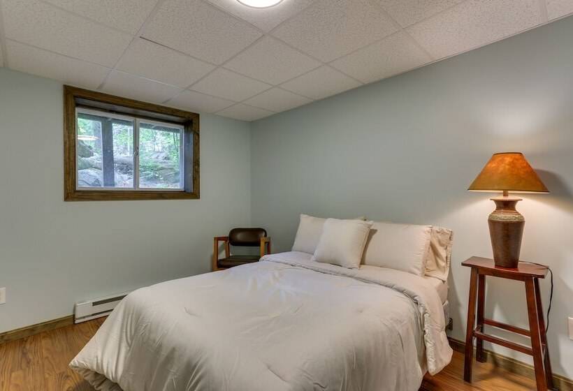 Lake Ariel Vacation Rental: Screened Porch & Grill