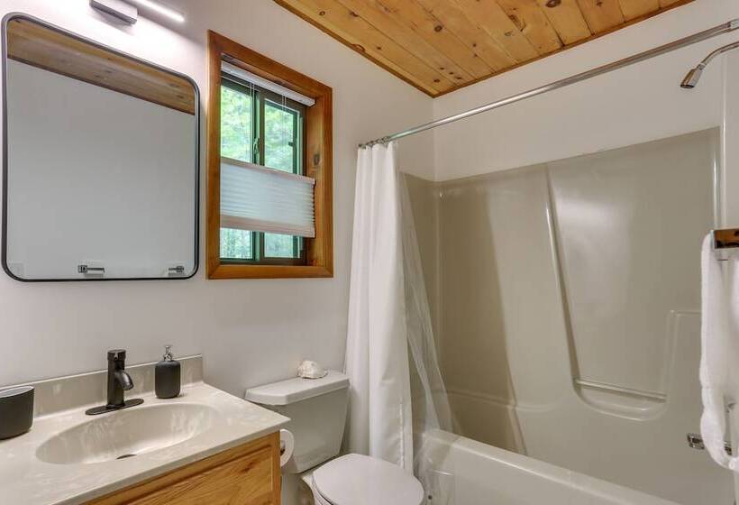 Lake Ariel Vacation Rental: Screened Porch & Grill